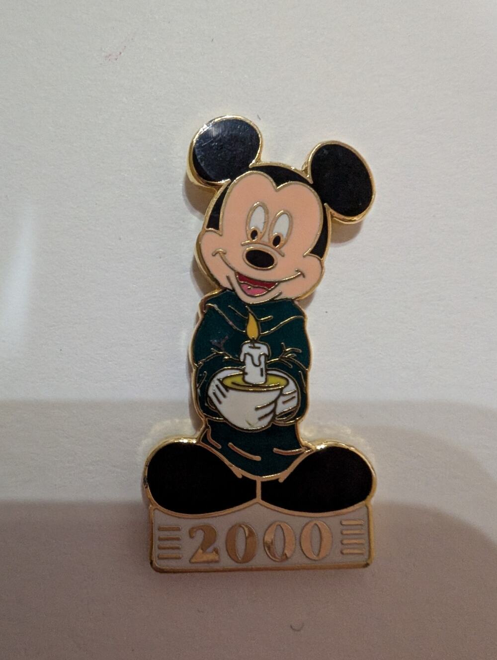 DLR Candlelight Mickey Mouse 2000 with Mickey holding a candle LE2000 Disney Pin